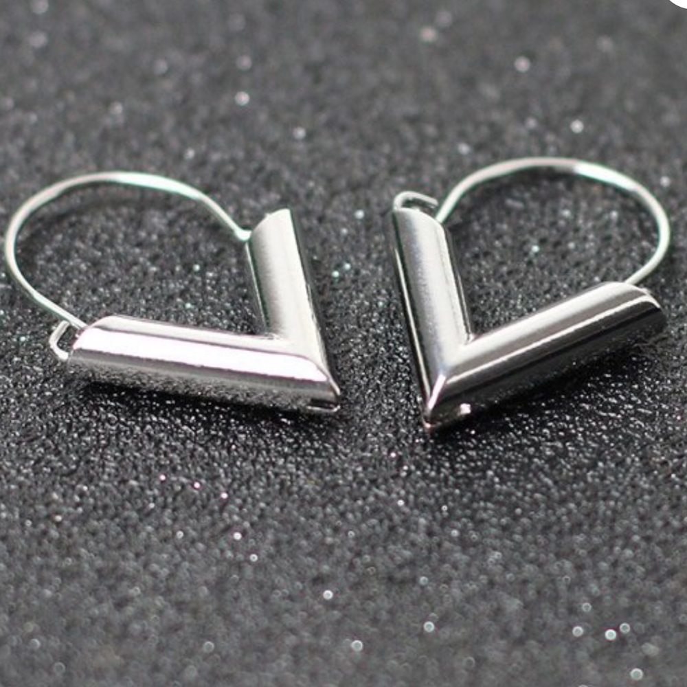 ✨Silver V Hoop Earrings✨